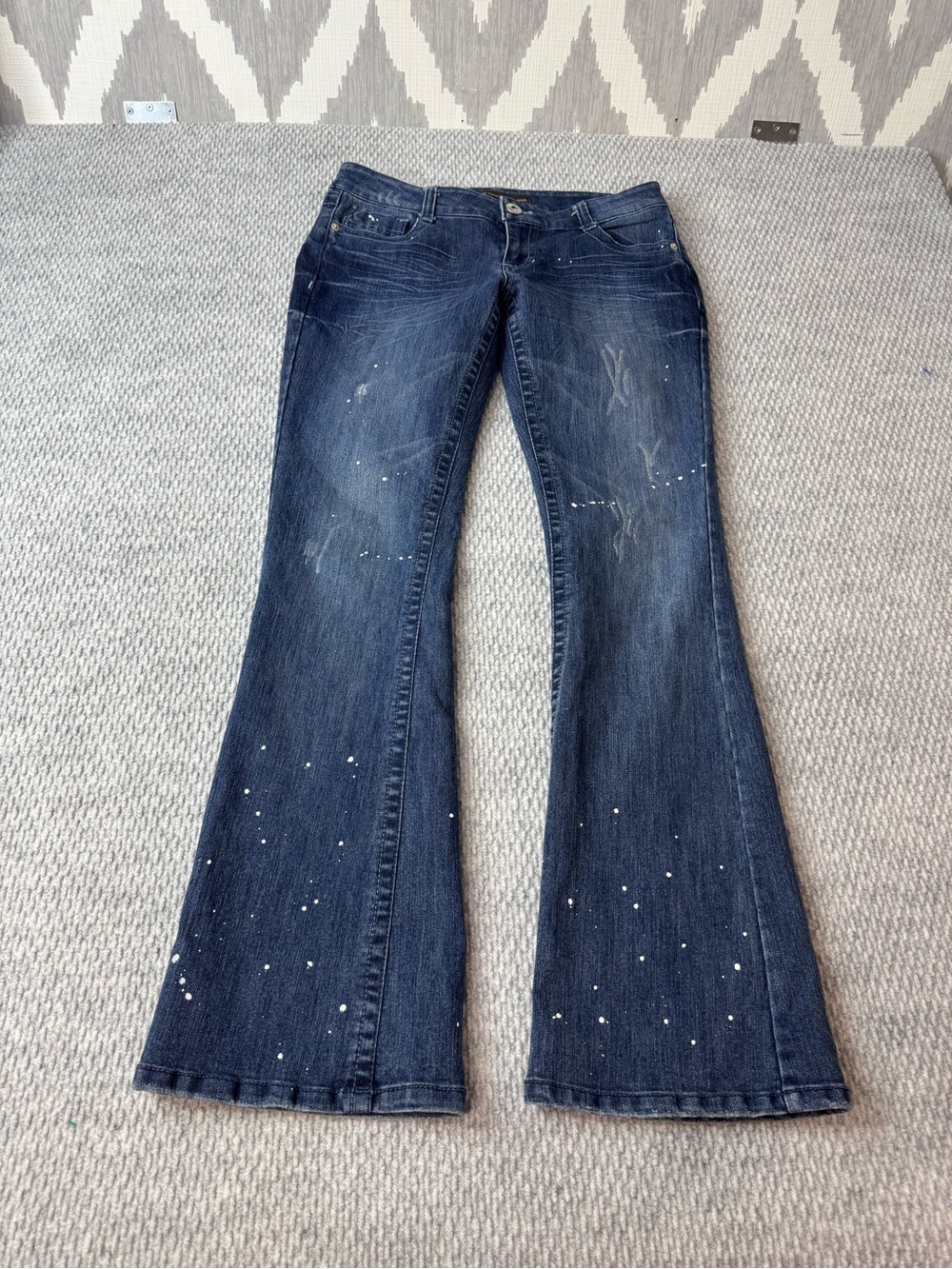 Noble low-rise Bootcut Jeans with Paint-Splatter Detail (29”)